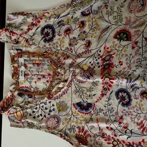 Woman’s blouse, xs, jewelry not included, like new.